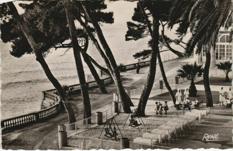 Carte postale ancienne Hyeres La Terrasse du Service Boulloche France à Hyères
