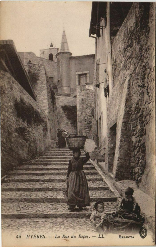 Carte postale ancienne Hyeres La Rue du Repos France à Hyères