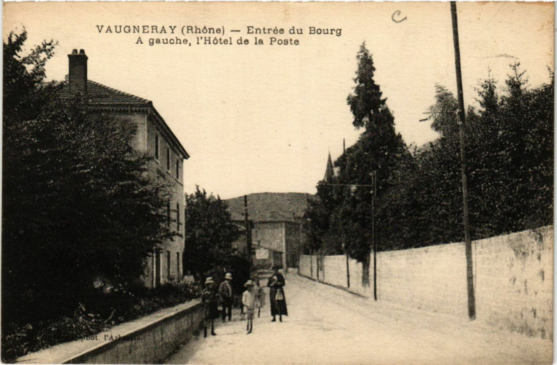 Carte postale ancienne Vaugneray - Entrée du Bourg - A Gauche - L'Hotel de la Poste à Vaugneray