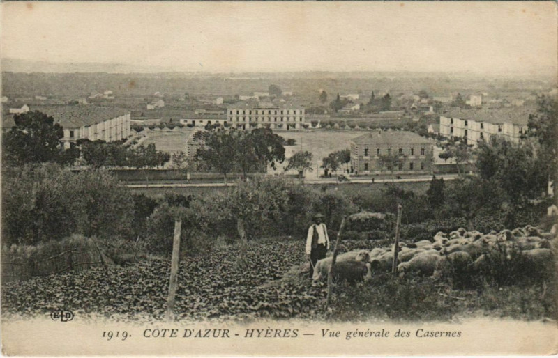 Carte postale ancienne Hyeres vue generale des Casernes France à Hyères