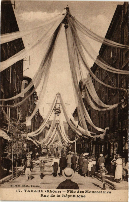 Carte postale ancienne Tarare - Fete des Mousselines - Rue de la Republique à Tarare