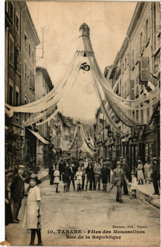 Carte postale ancienne Tarare - Fete des Mousselines - Rue de la Republique à Tarare