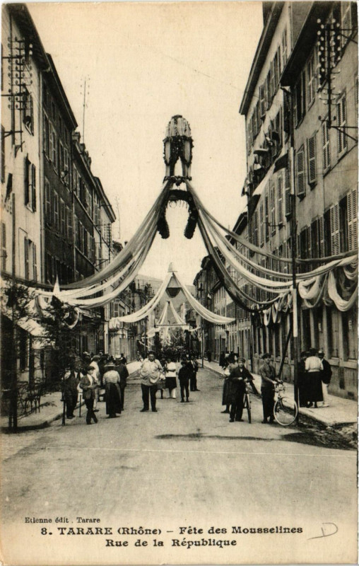 Carte postale ancienne Tarare - Fete des Mousselines - Rue de la Republique à Tarare