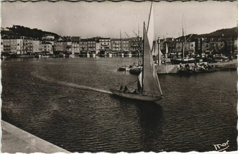 Carte postale ancienne Saint Tropez Sortie du Port France à Saint-Tropez