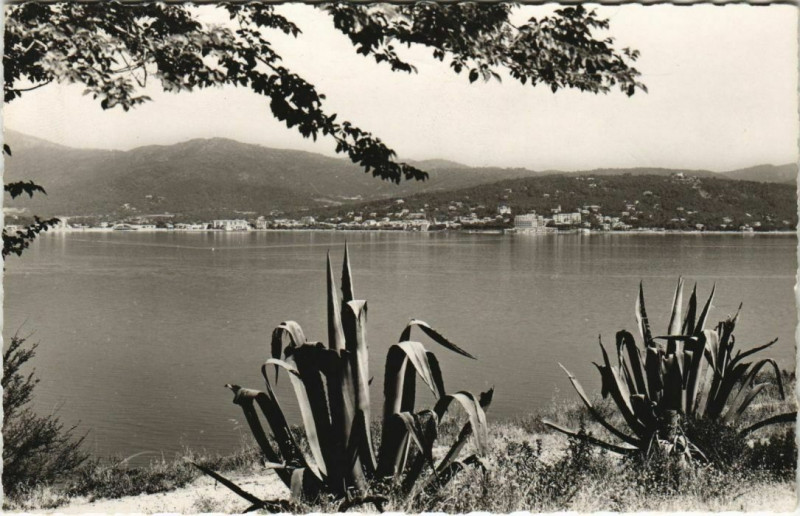 Carte postale ancienne Saint Tropez vue sur Sainte-Maxime et le Golfe France à Sainte-Maxime