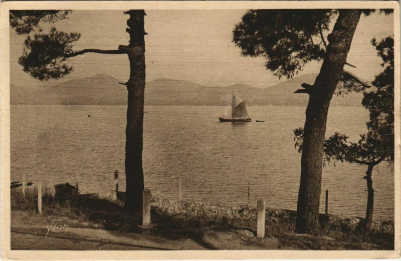 Carte postale ancienne Saint Tropez Le Massif Esterel France à Saint-Tropez