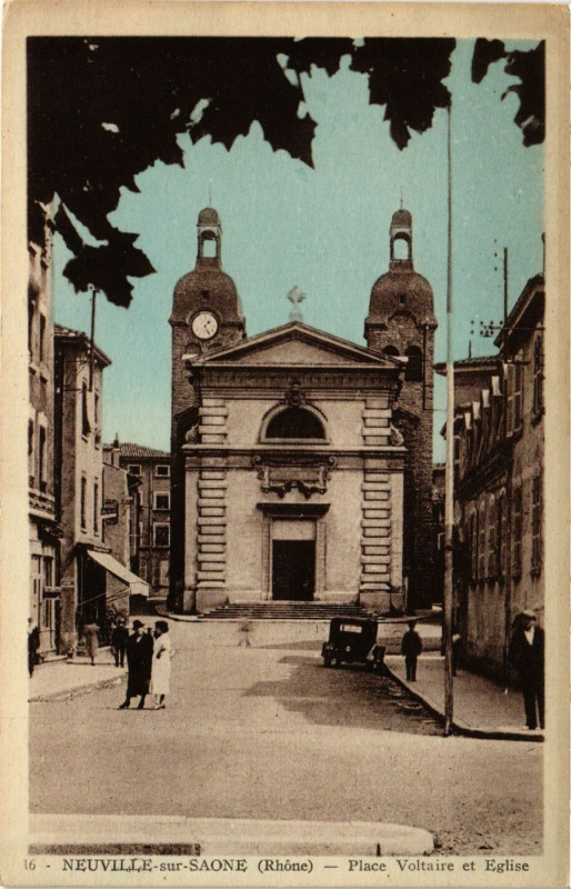 Carte postale ancienne Neuville-sur-Saone - Place Voltaire et Eglise à Neuville-sur-Saône