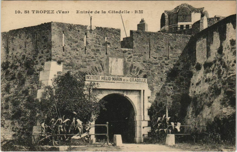 Carte postale ancienne Saint Tropez Entree de la Citadelle France à Saint-Tropez