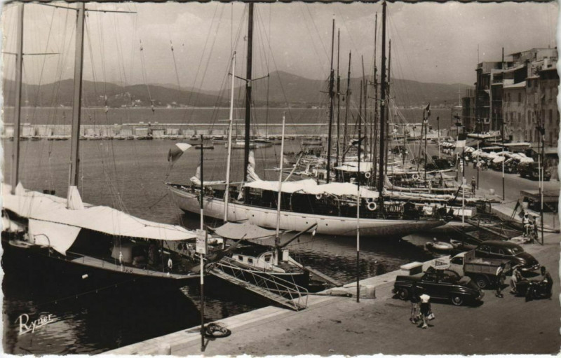 Carte postale ancienne Saint Tropez Le Port et ses Yachts France à Saint-Tropez