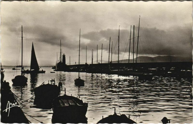 Carte postale ancienne Saint Tropez Crepuscule dans le Port France à Saint-Tropez