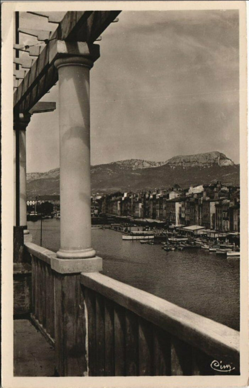 Carte postale ancienne Toulon Echappee sur le Quai Cronstadt France à Toulon
