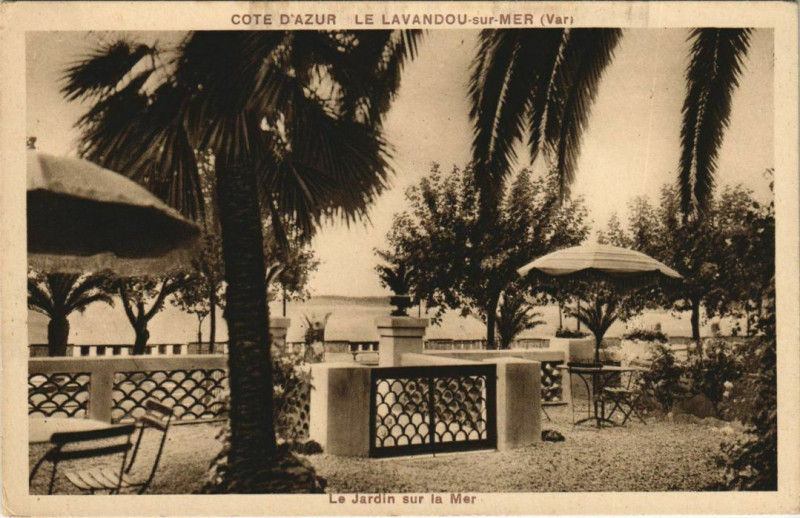 Carte postale ancienne Le Lavandou Le Jardin sur la Mer France au Lavandou