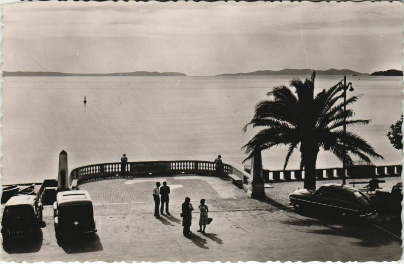 Carte postale ancienne Le Lavandou La promenade et lesIles d'Or France au Lavandou