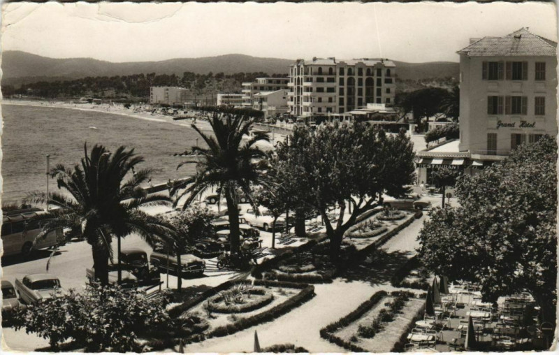 Carte postale ancienne Le Lavandou Les Jardins et la Promenade France au Lavandou