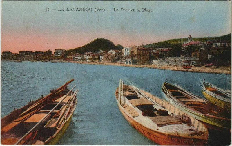 Carte postale ancienne Le Lavandou Le Port et la Plage France au Lavandou