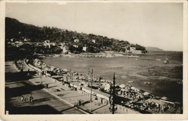 Carte postale ancienne Le Lavandou La Promenade et la Plage France au Lavandou