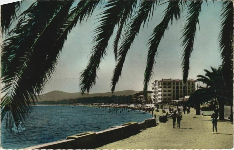 Carte postale ancienne Le Lavandou La Promenade et la Plage France au Lavandou