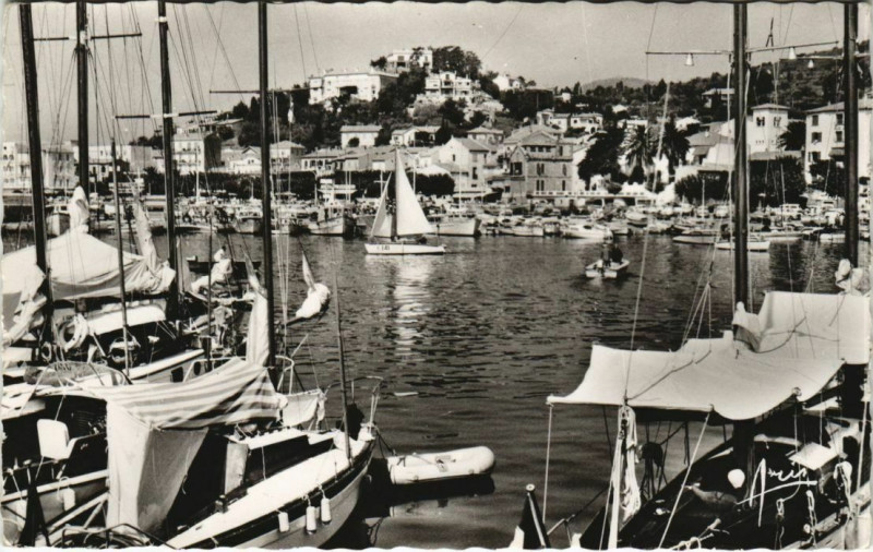 Carte postale ancienne Le Lavandou Yachts dans le Port France au Lavandou