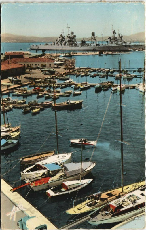 Carte postale ancienne Toulon Le Port ,Au fond le Jean Bart France à Toulon