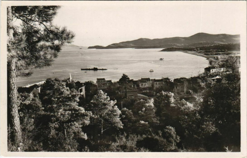 Carte postale ancienne Le Lavandou vue generale et le Cap Benat France au Lavandou