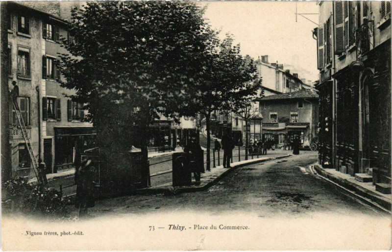 Carte postale ancienne Thizy - Place du Commerce
