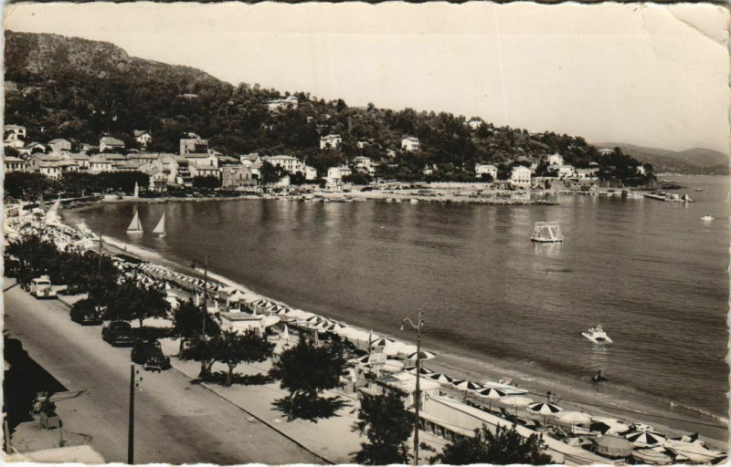 Carte postale ancienne Le Lavandou La Plage et la ville France au Lavandou