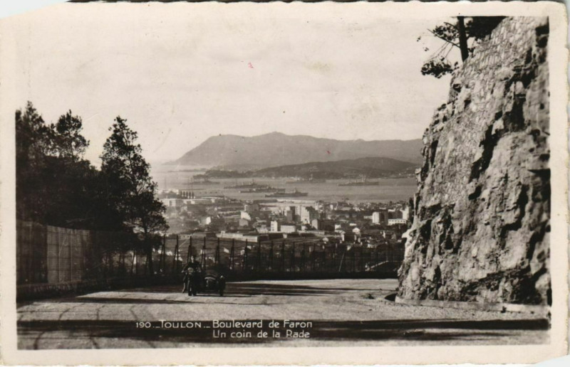 Carte postale ancienne Toulon Boulevard de Faron ,Un coin de la Rade France à Toulon