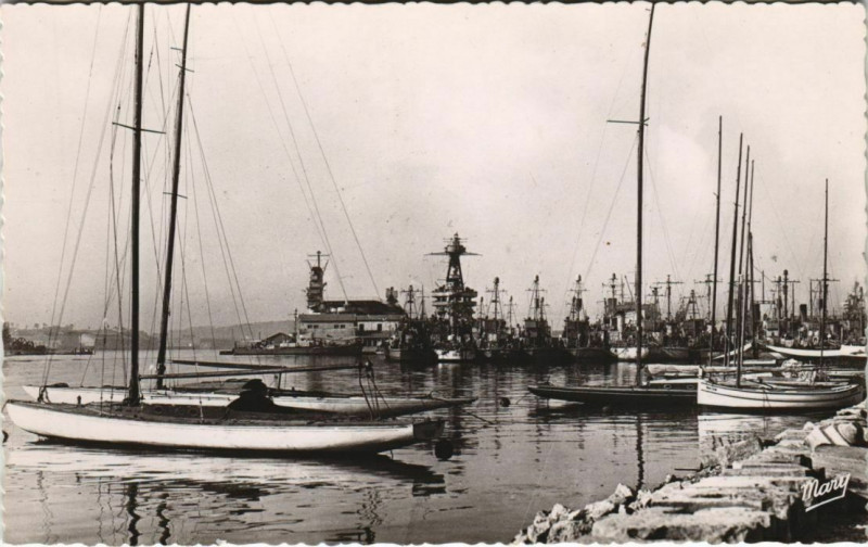 Carte postale ancienne Toulon Le Port ,Base du Yacht Club France à Toulon