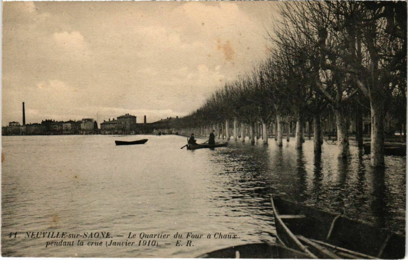 Carte postale ancienne Neuville-sur-Saone - Quartier du Four a Chaux - Pendant la Crue à Neuville-sur-Saône
