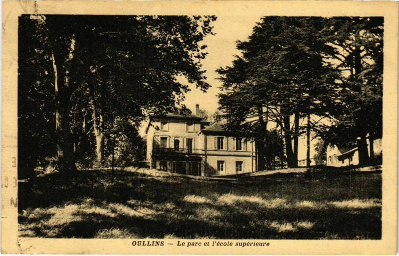 Carte postale ancienne Oullins - Le Parc et l'Ecole Superieure à Oullins