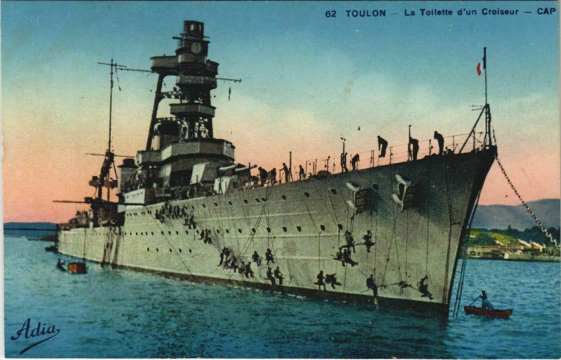 Carte postale ancienne Toulon La Toilette d'un Croiseur France à Toulon