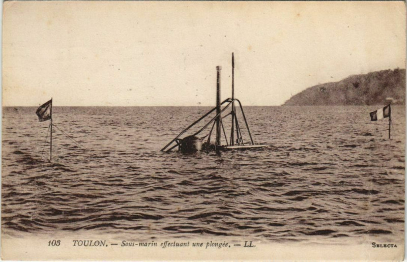 Carte postale ancienne Toulon Sous marin effectuant une plongee France à Toulon