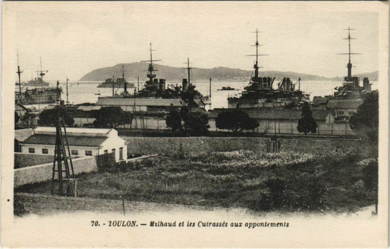 Carte postale ancienne Toulon Milhaud et les Cuirasses aux appontements France à Toulon