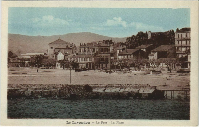 Carte postale ancienne Le Lavandou Le Port,La Place France au Lavandou