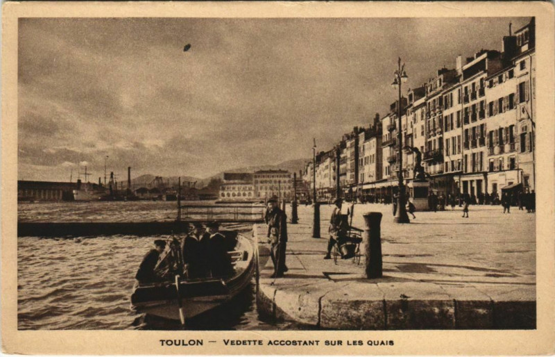 Carte postale ancienne Toulon Vedette accostant sur les Quais France à Toulon