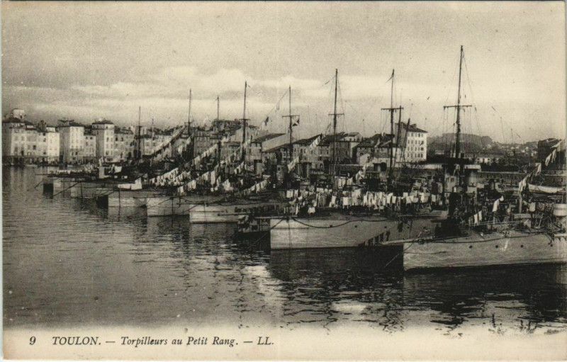Carte postale ancienne Toulon Torpilleur au petit rang France à Toulon