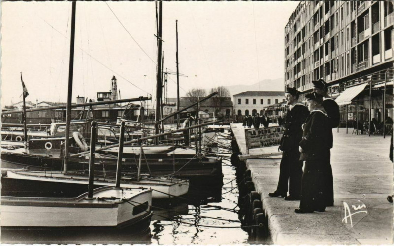 Carte postale ancienne Toulon Quai du Port France à Toulon