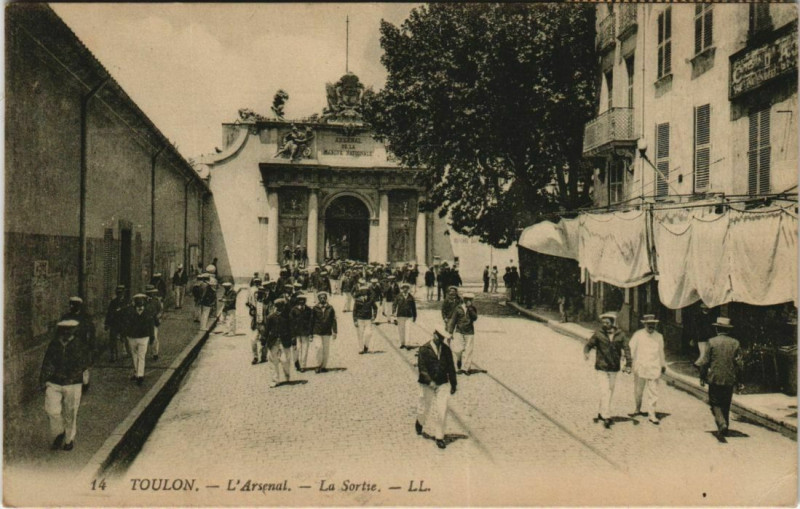 Carte postale ancienne Toulon L'Arsenal ,La Sortie France à Toulon