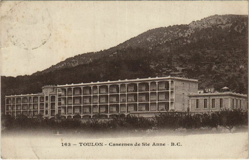 Carte postale ancienne Toulon Casernes de Sainte-Anne France à Toulon