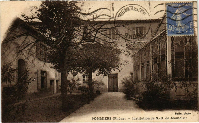 Carte postale ancienne Pommiers - Institution de N.-D. De Montclair à Pommiers