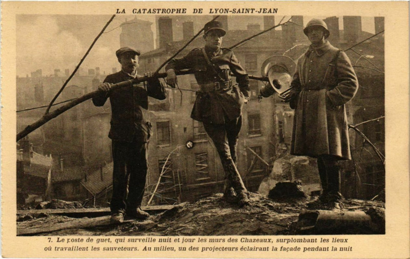 Carte postale ancienne La Catastrophe de Lyon-Saint-Jean - Le Poste de Guet à Lyon