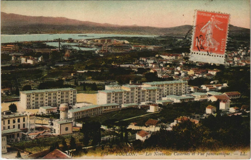 Carte postale ancienne Toulon Nouvelles Casernes et vue panoramique France à Toulon