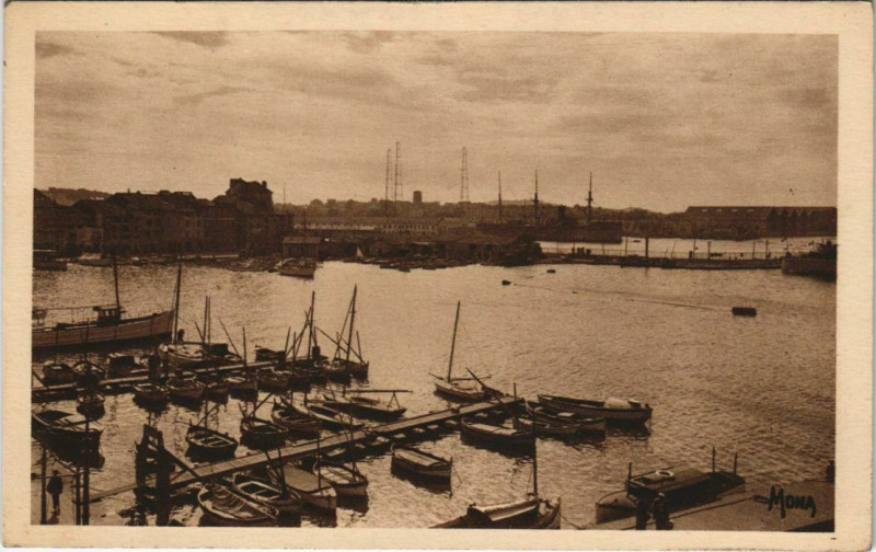 Carte postale ancienne Toulon Une vue de la Vieille Darse France à Toulon