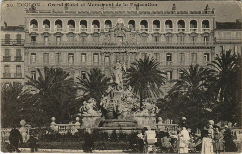 Carte postale ancienne Toulon Grand Hotel et Monument de la Federation France à Toulon