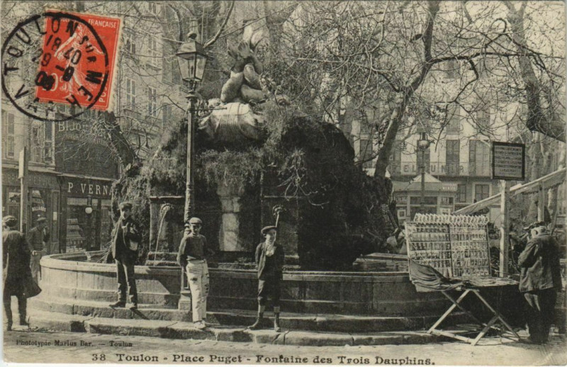 Carte postale ancienne Toulon Place Puget ,Fontaine des Trois Dauphins France à Toulon