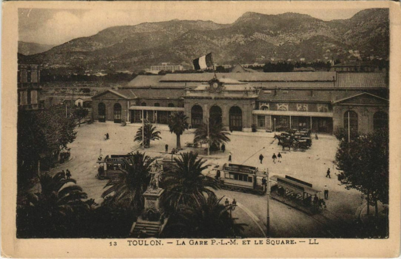 Carte postale ancienne Toulon La Gare P.L.M. et le Square France à Toulon