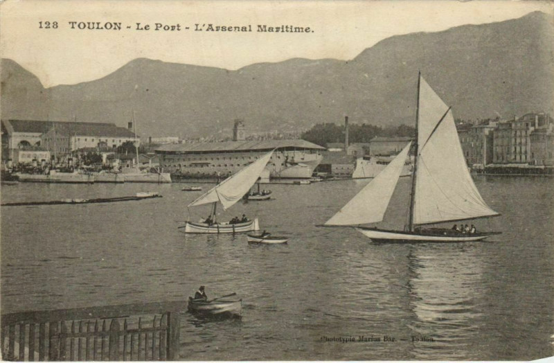 Carte postale ancienne Toulon Le Port ,l'Arsenal Maritime France à Toulon