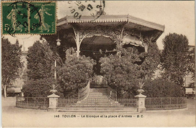 Carte postale ancienne Toulon Le Kisoque et la place d'Armes France à Toulon