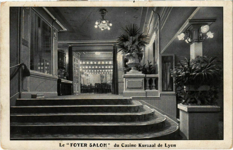 Carte postale ancienne Lyon- Le Foyer Salon du Casino Kursaal France à Lyon