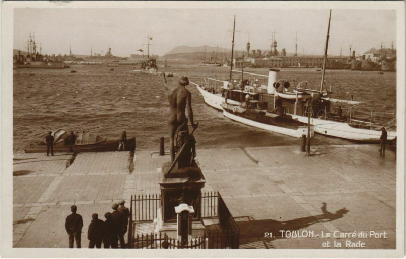 Carte postale ancienne Toulon Le Carre du Port et la Rade France à Toulon